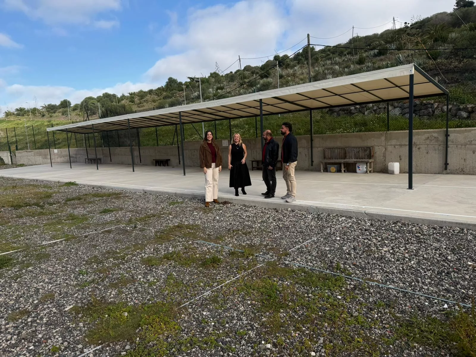 Las concejalas Carla Campoamor y Esther Martín, en el parque deportivo de San Lorenzo