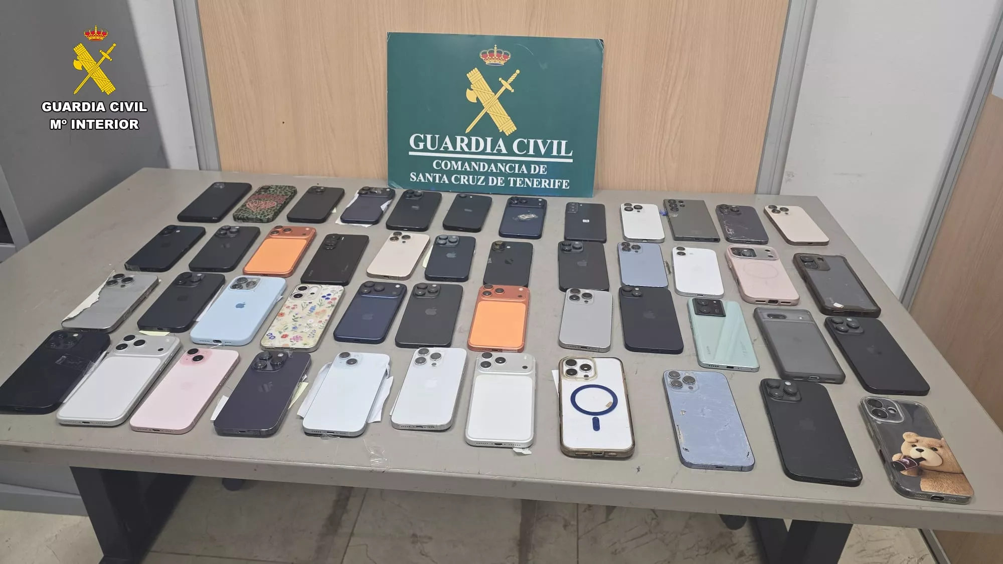 La Guardia Civil detiene en el aeropuerto de Tenerife Norte a un hombre con 47 móviles en su maleta. / GUARDIA CIVIL