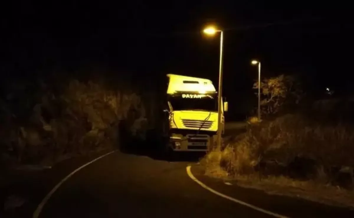 Camión estrellado en la rotonda de Mirca, en Santa Cruz de La Palma, después de haber sido robado en 2018./ ARCHIVO