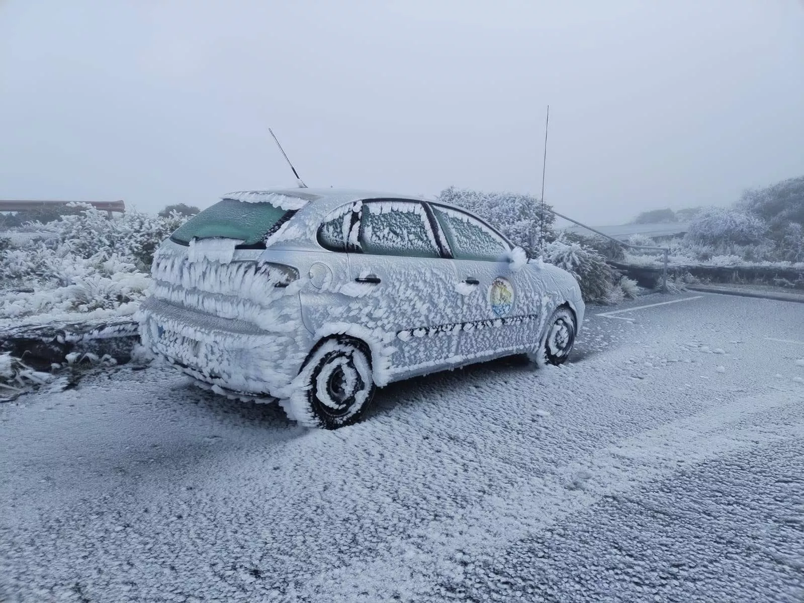 Un coche prácticamente congelado en el Roque de los Muchachos, en La Palma. / ADELTO HERNÁNDEZ