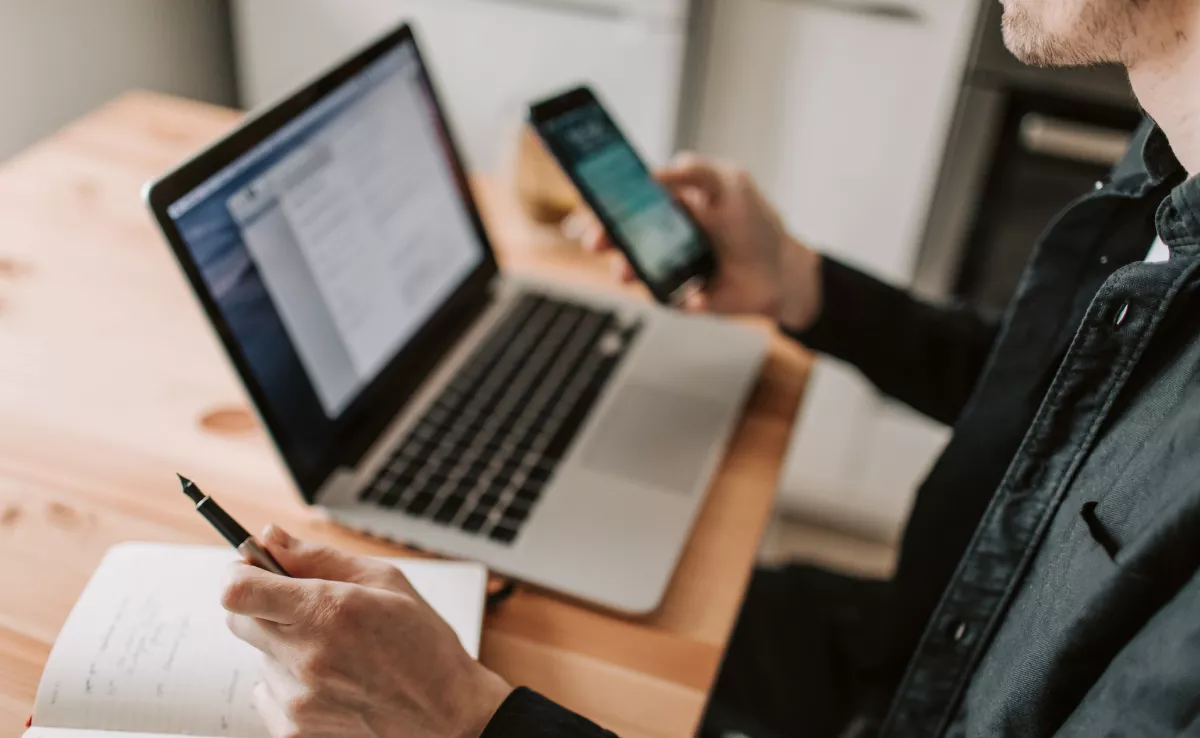 Imagen de una persona usando un ordenador / CANVA