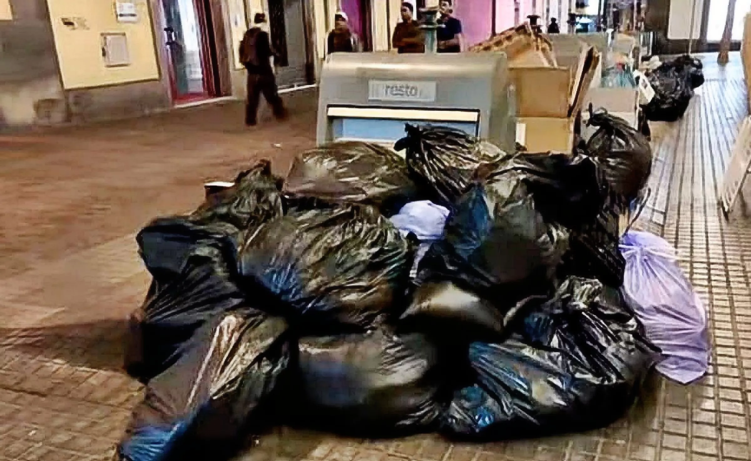 Basura en las aceras contenedor soterrado|REDES