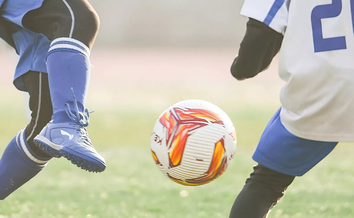 Imagen de unos niños jugando al fútbol. / CANVA