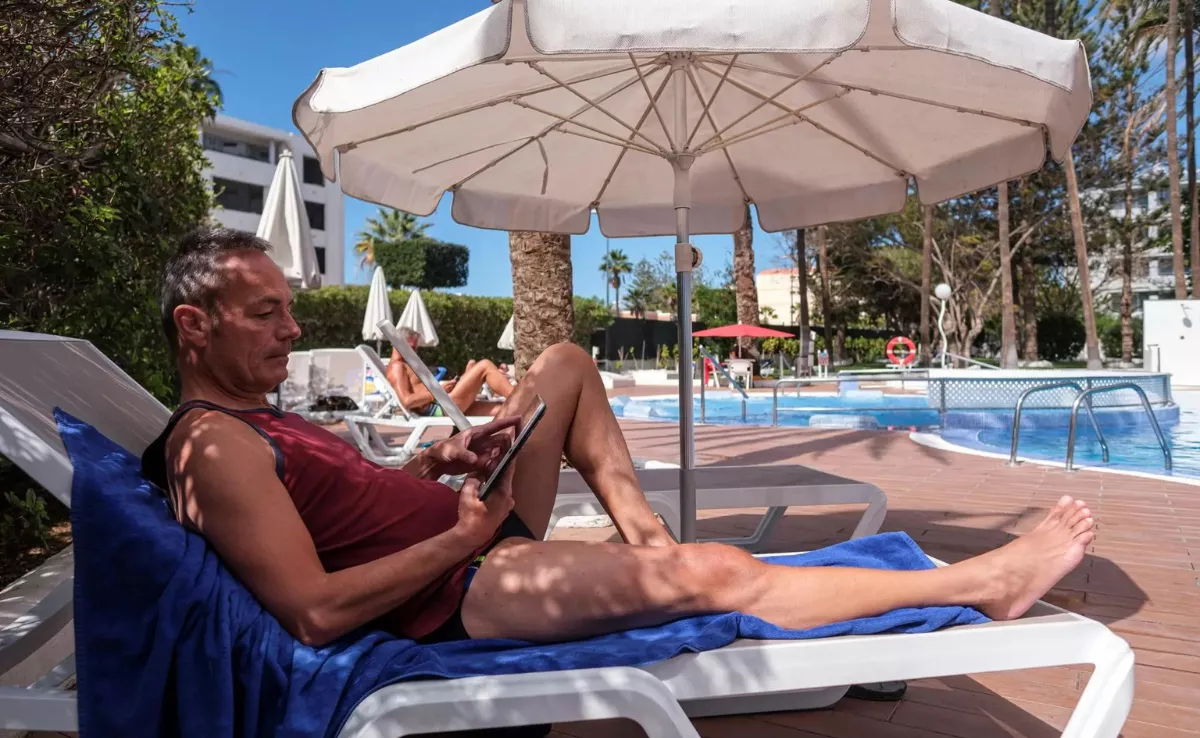 Turistas en la piscina de un hotel / EFE