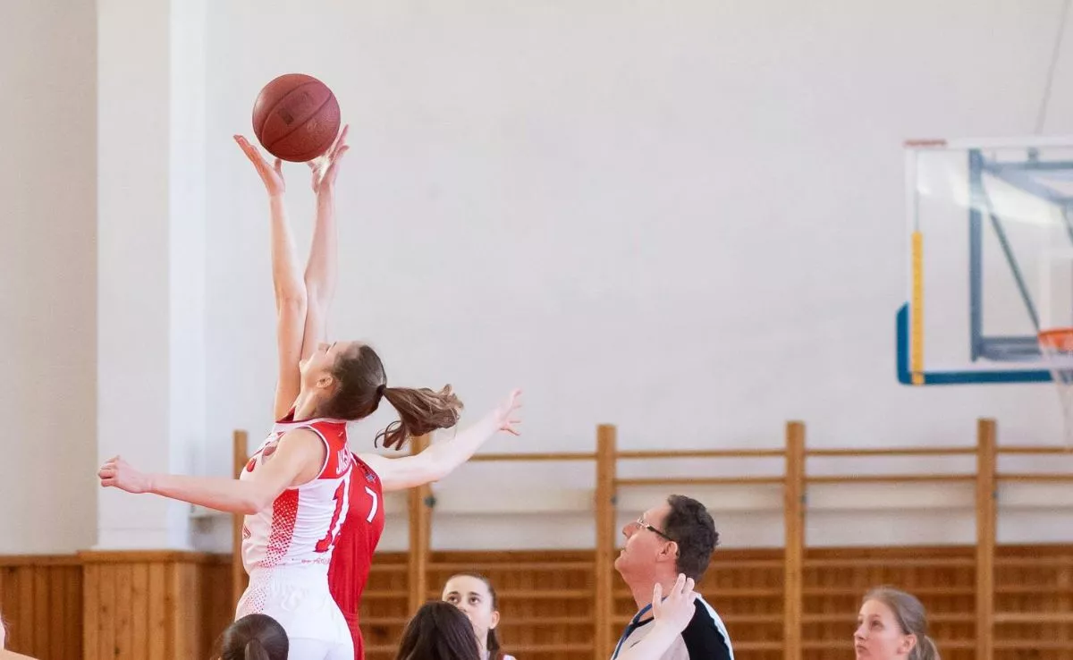 Jugadoras en un partido de baloncesto. /Pexels