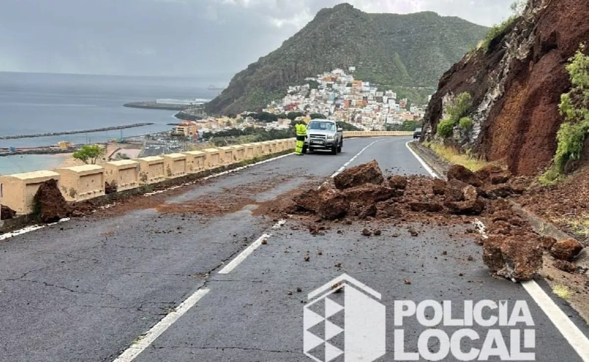 Desprendimiento de tierra en la TF 121. 7Policía Local