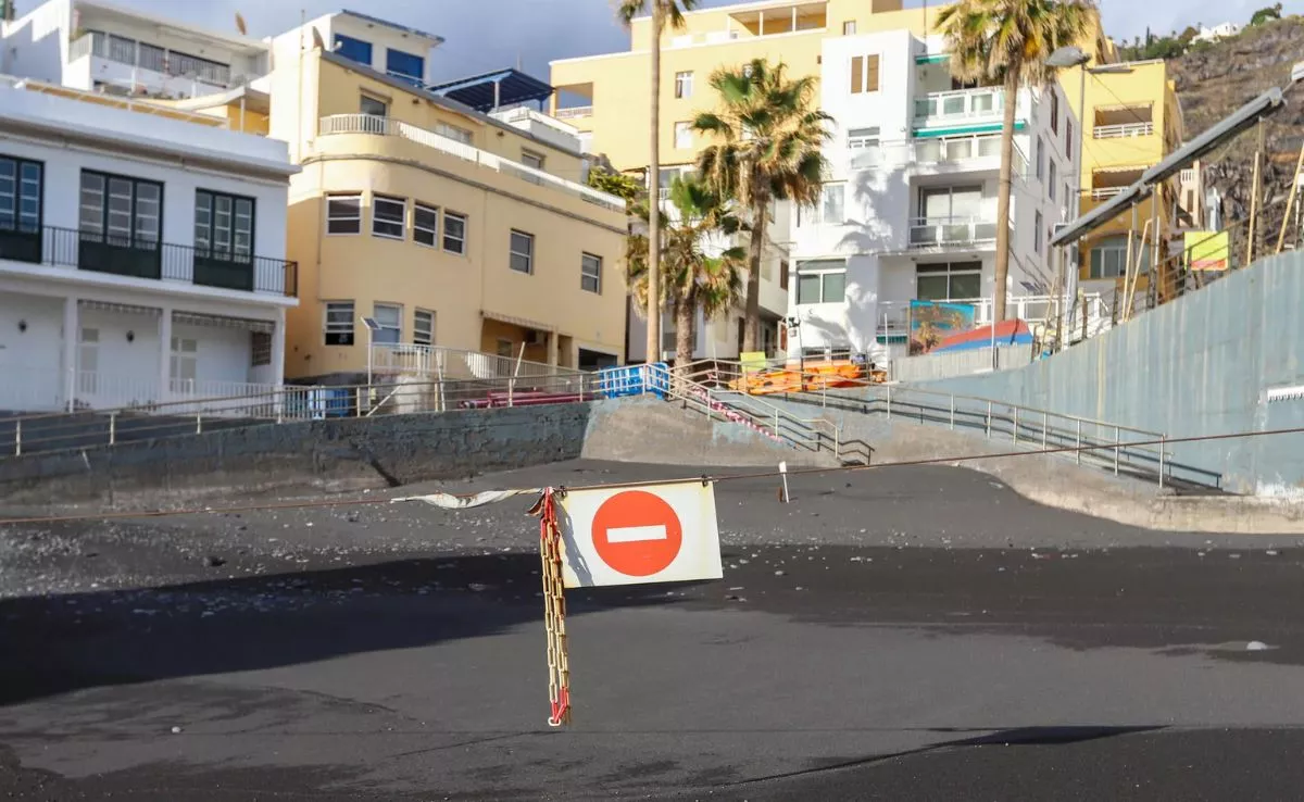 El acceso a Playa Chica, en Puerto Naos, permanecerá cerrado del 7 al 13 de marzo. /EFE 