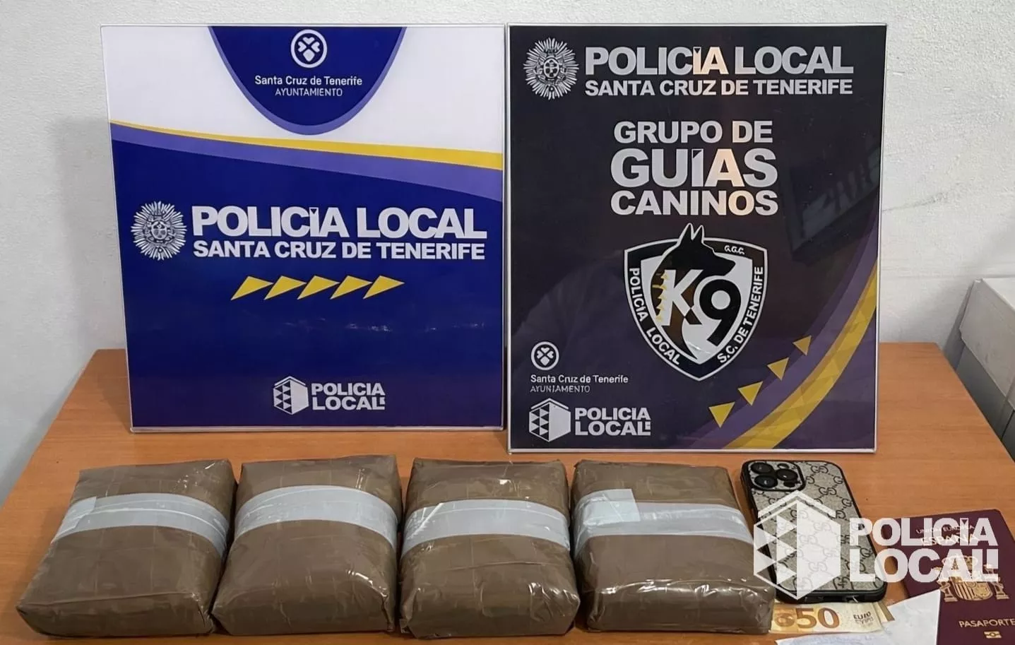 Detenido en el centro de Santa Cruz con 2,2 kilos de hachís tras ser detectado por un perro policial. POLICIA LOCAL