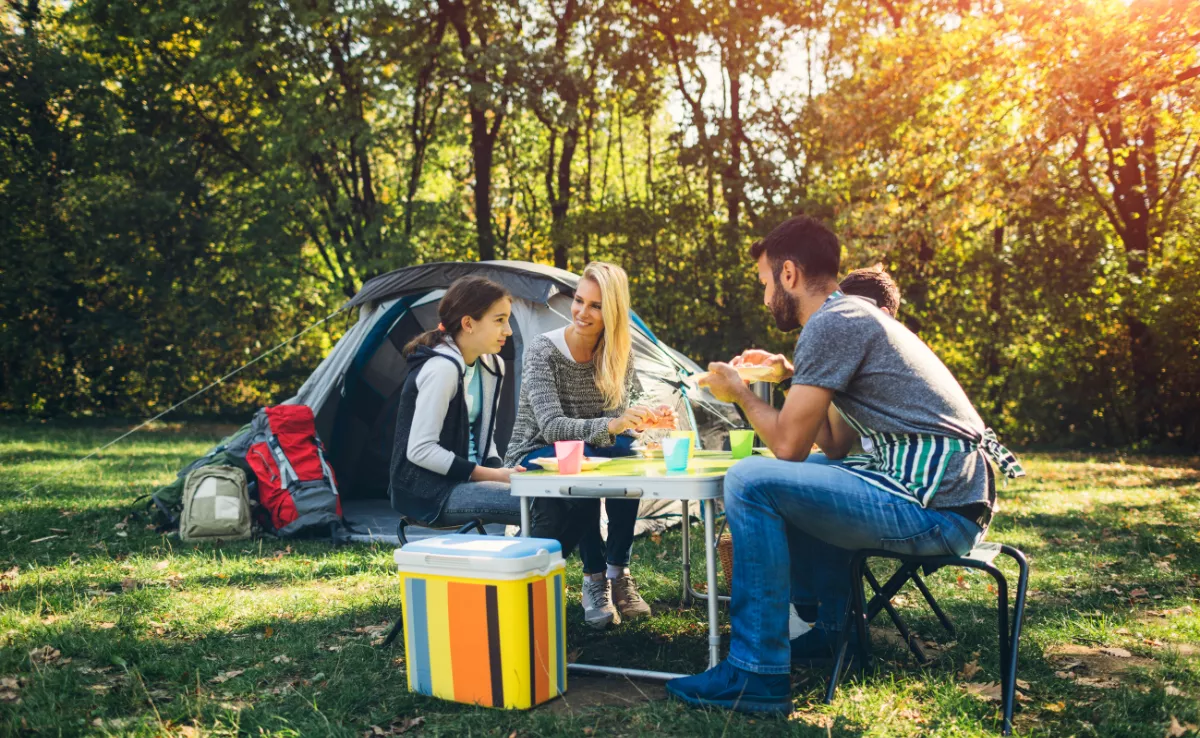 Imagen de unas personas en un camping / CANVA