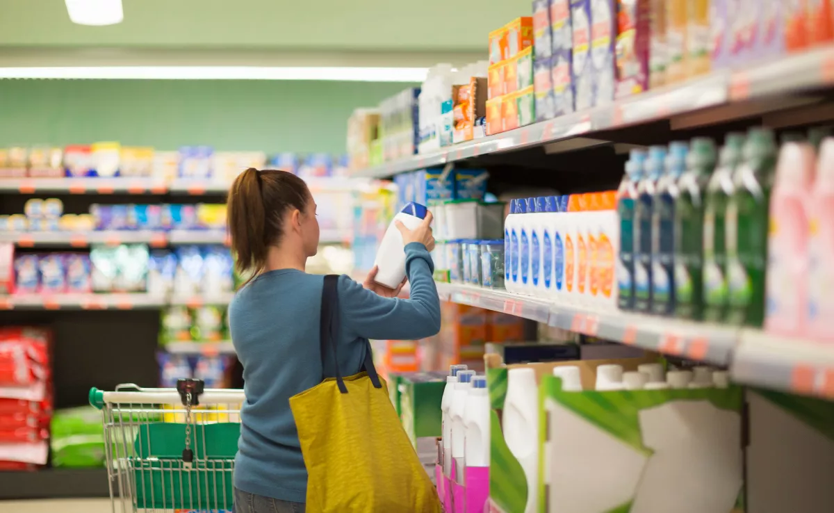 Imagen de una persona en un supermercado haciendo la compra / CANVA
