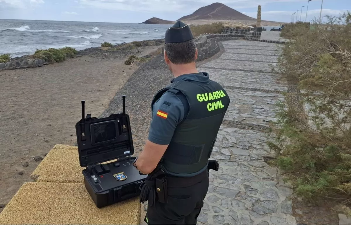 La Guardia Civil intercepta dos drones por volar en el espacio aéreo controlado por el aeropuerto Tenerife Sur. AH