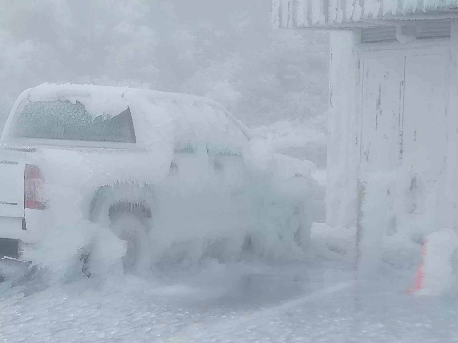 Coche con placas de hielo en el Roque de los Muchachos, en La Palma. / ADELTO HERNÁNDEZ 