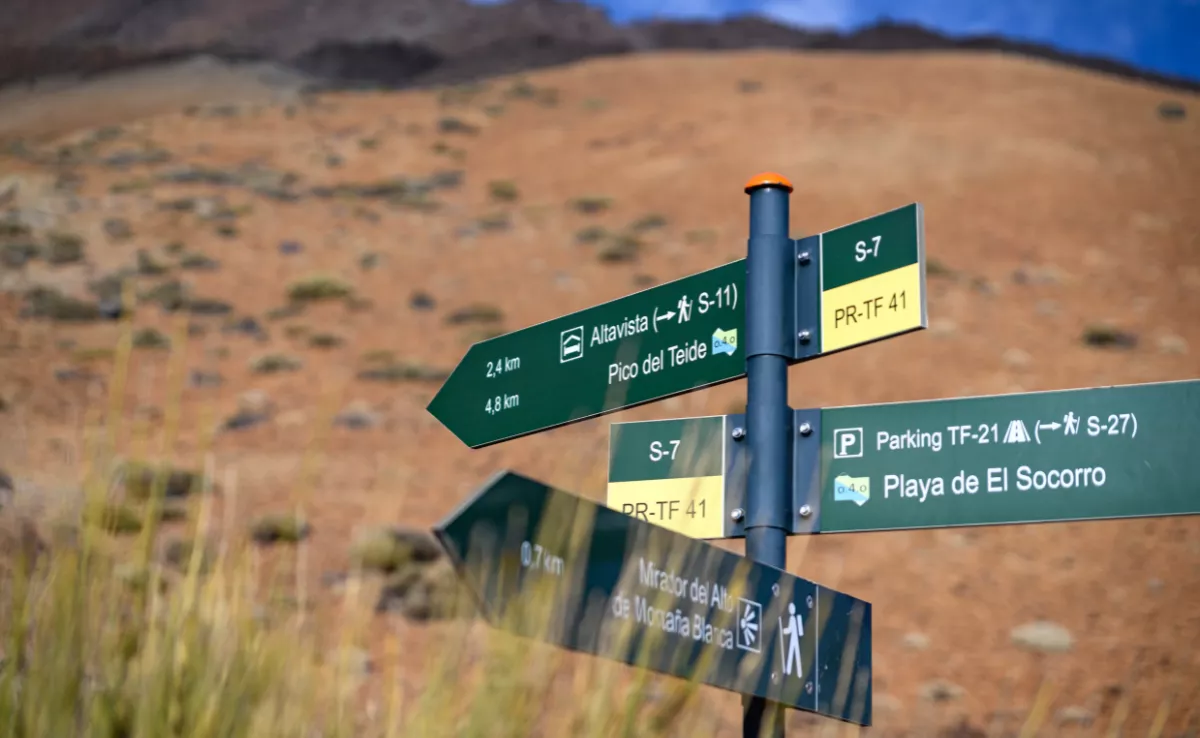 Señales de los senderos en el Parque Nacional del Teide. / CABILDO DE TENERIFE