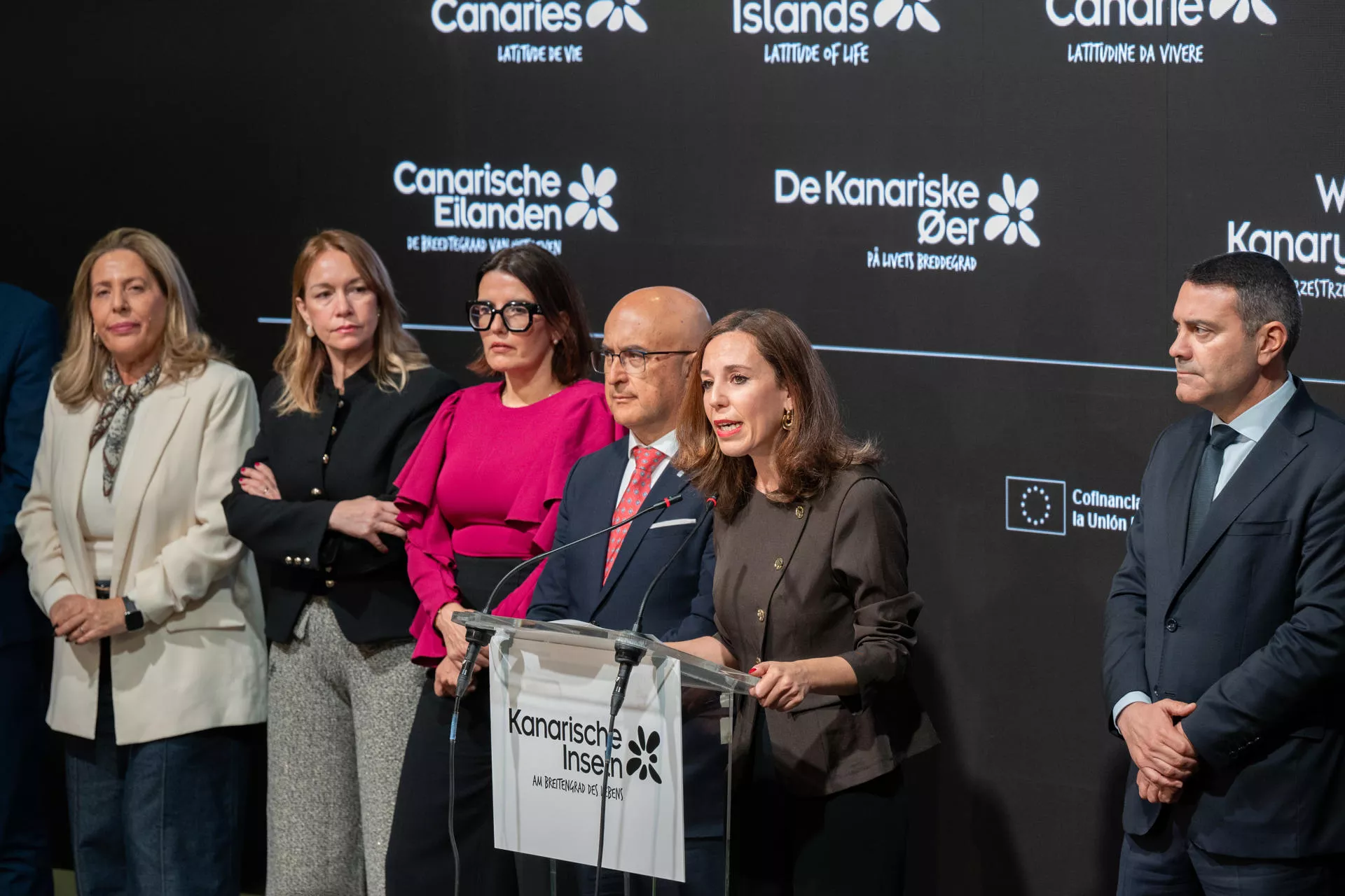 La consejera de Turismo del Gobierno de Canarias, Jéssica de León (2d). / EFE - CARLOS DE SAÁ