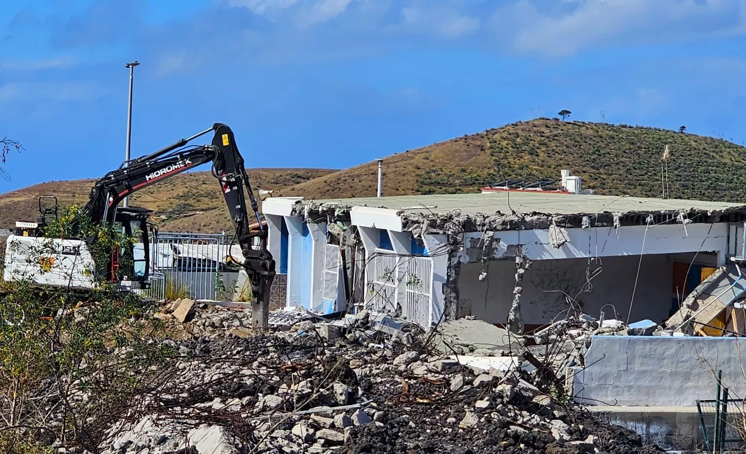 Obras de demolición del CEIP La Laguna. / ASOCIACIÓN DE VECINOS DE LA LAGUNA
