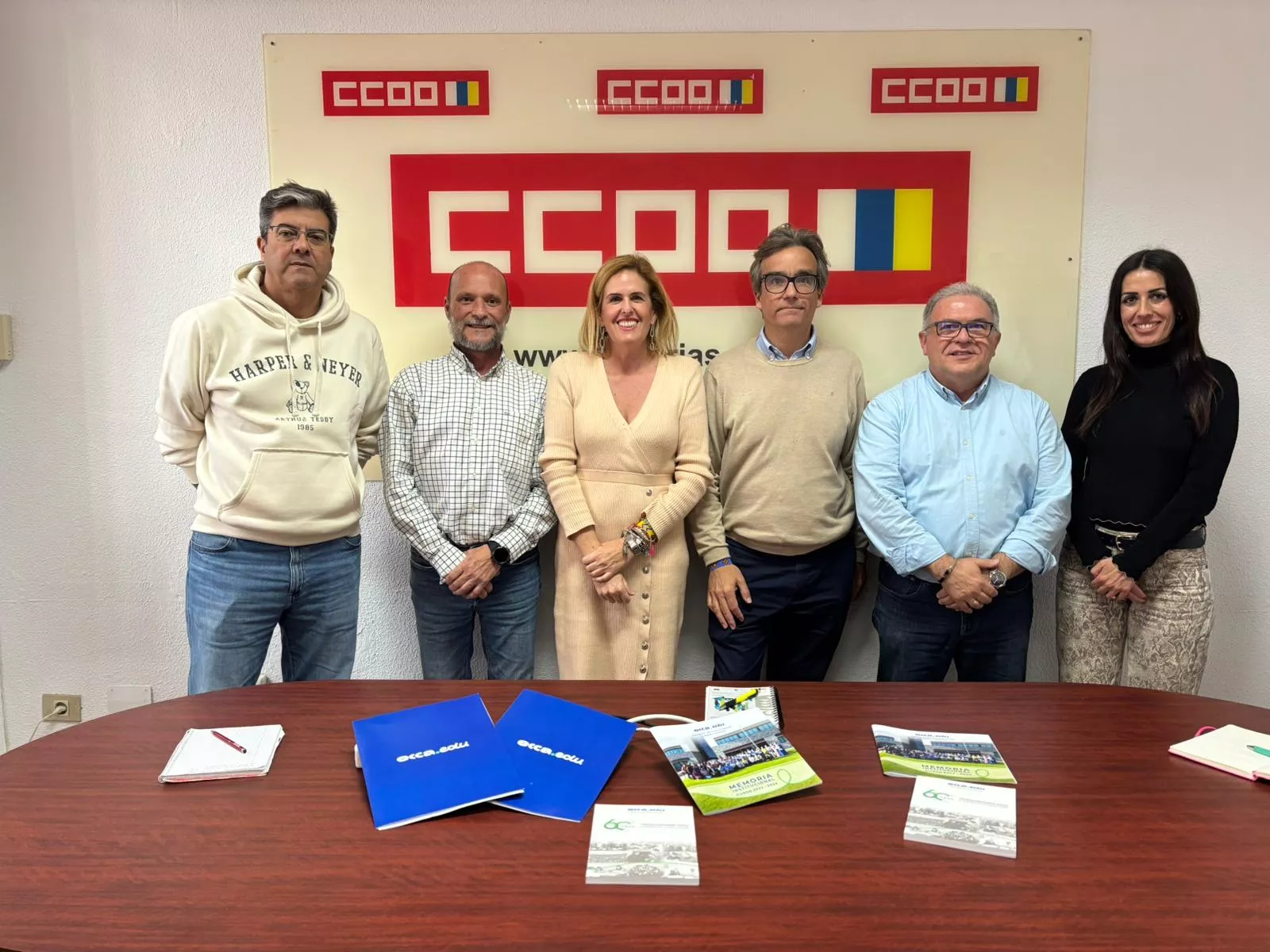 La Federación de Enseñanza de CCOO de Canarias y la dirección de ecca.edu han acordado establecer una coordinación estable y crear una mesa permanente de diálogo. / CEDIDA