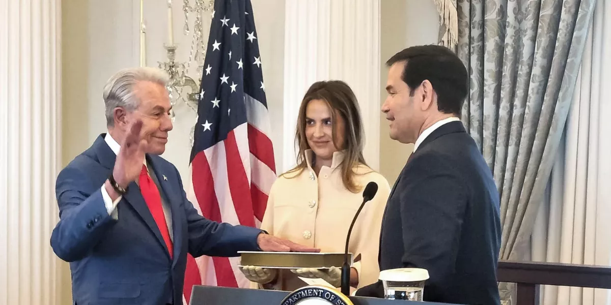 Benjamin León Jr. (i) jurando su cargo como nuevo embajador de Estados Unidos en España ante el secretario de Estado de Estados Unidos, Marco Rubio   EFE