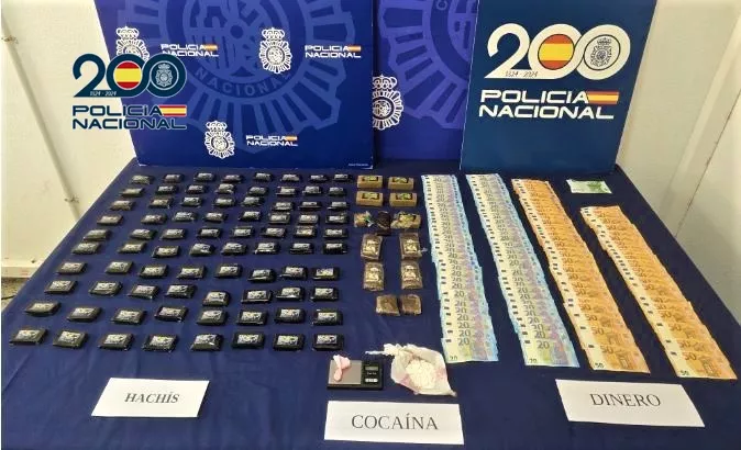 Desmantelado un punto de venta de droga junto a un parque infantil en Cuesta Piedra. / POLICÍA NACIONAL