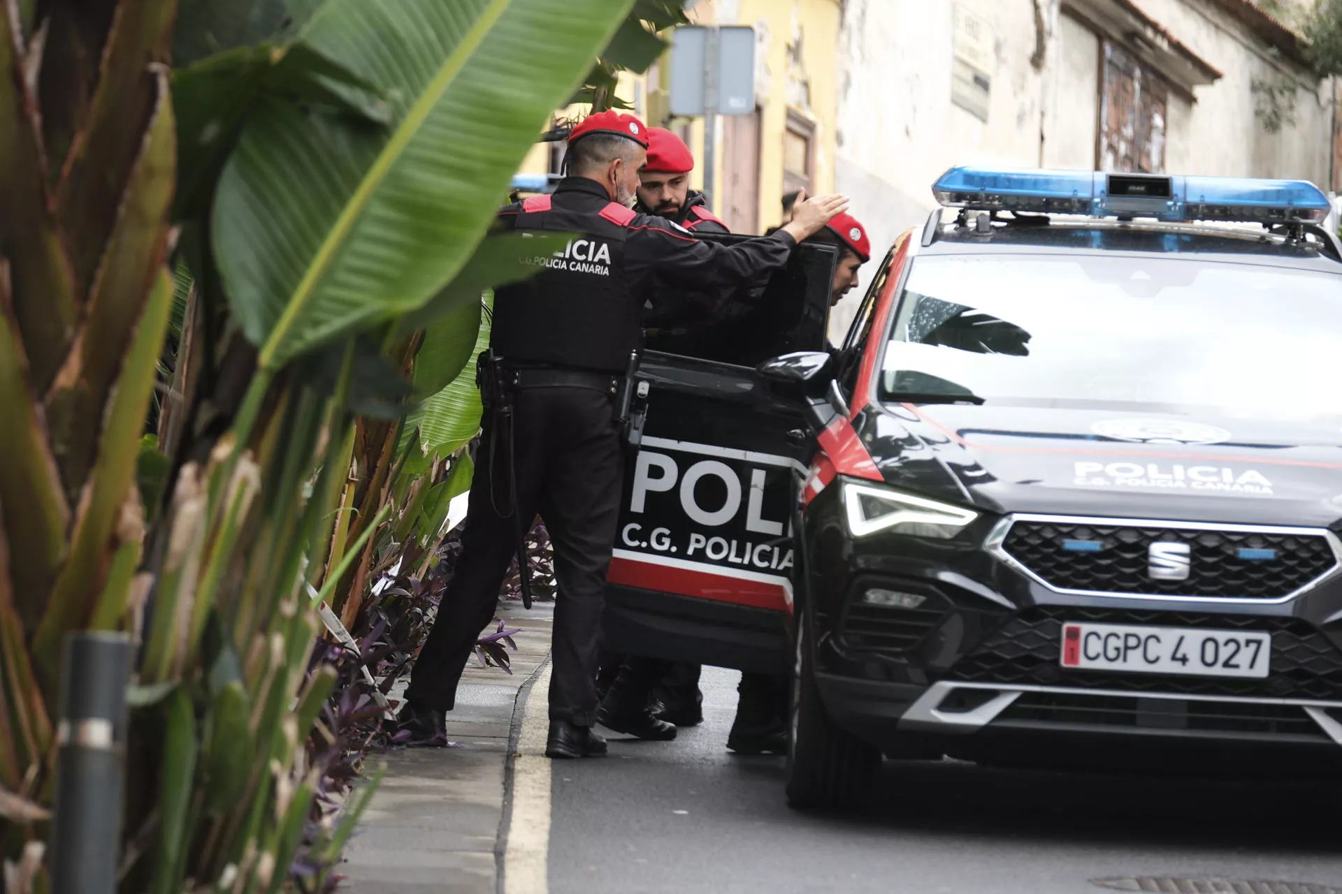 La Policía Canaria registraba este martes un centro de acogida de menores inmigrantes en Puerto de la Cruz (Tenerife). / EFE - ALBERTO VALDÉS