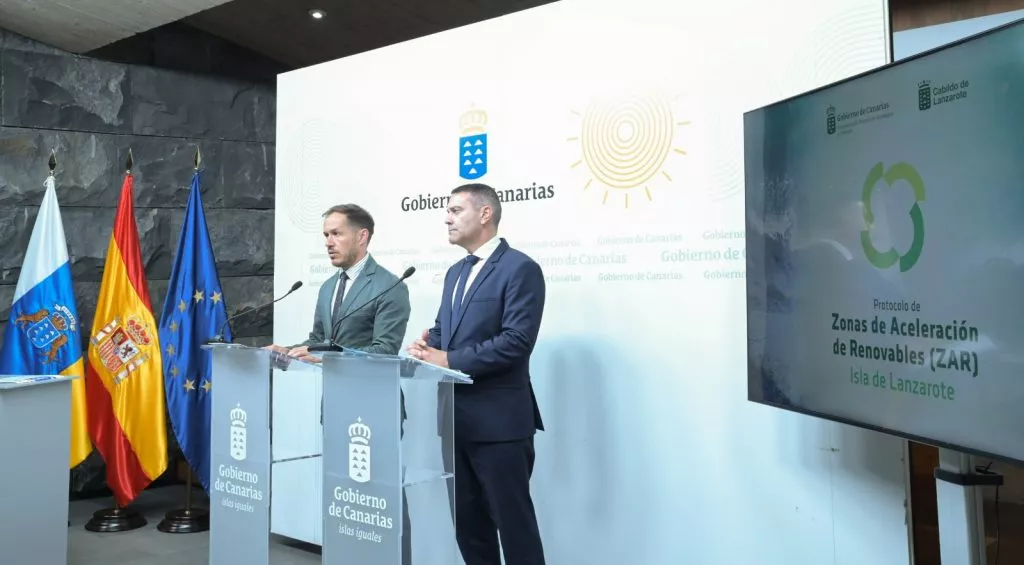El consejero de Transición Ecológica, Mariano Zapata (i) y el presidente del Cabildo de Lanzarote, Oswaldo Betancort. / GOBIERNO DE CANARIAS