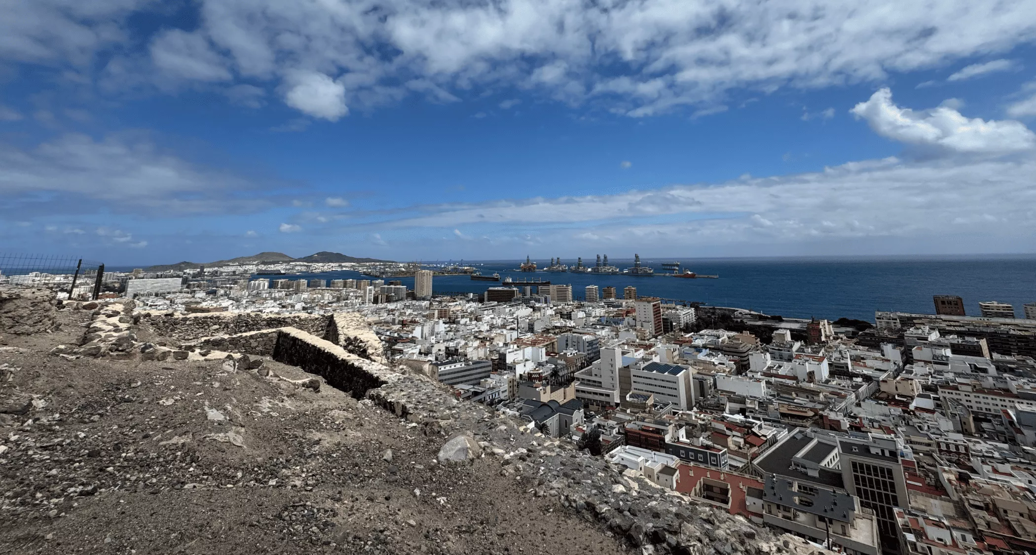 La Isleta, el Puerto de La Luz, Alcaravaneras y Arenales desde la Punta de Diamante. / AH