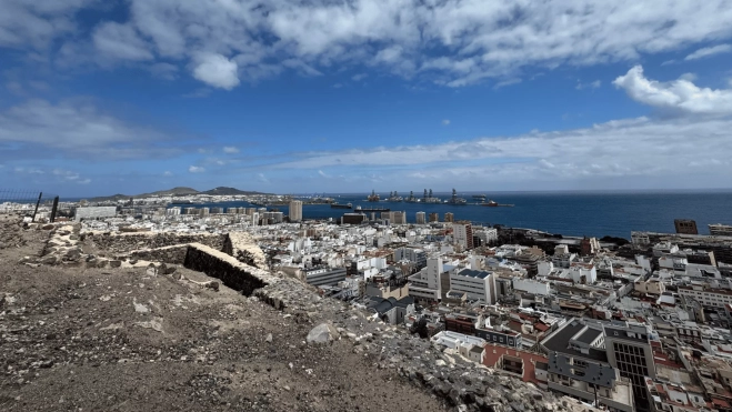La Isleta, el Puerto de La Luz, Alcaravaneras y Arenales desde la Punta de Diamante. / AH