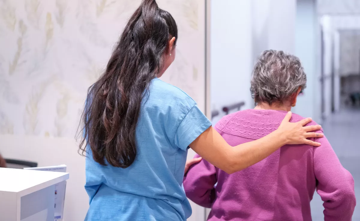 Imagen de una trabajadora del sector sociosanitario. / IMAGEN DE LA RED