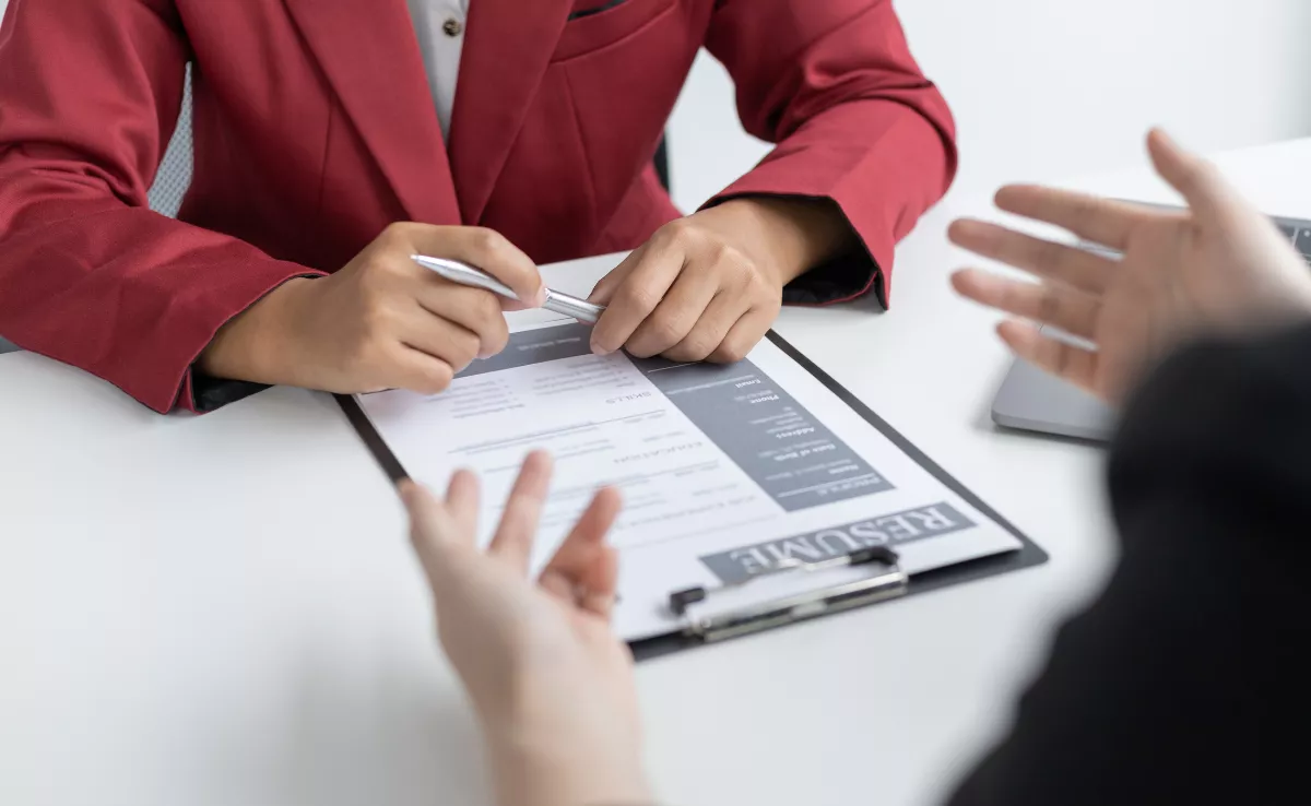 Imagen de una mujer trabajando. / CANVA