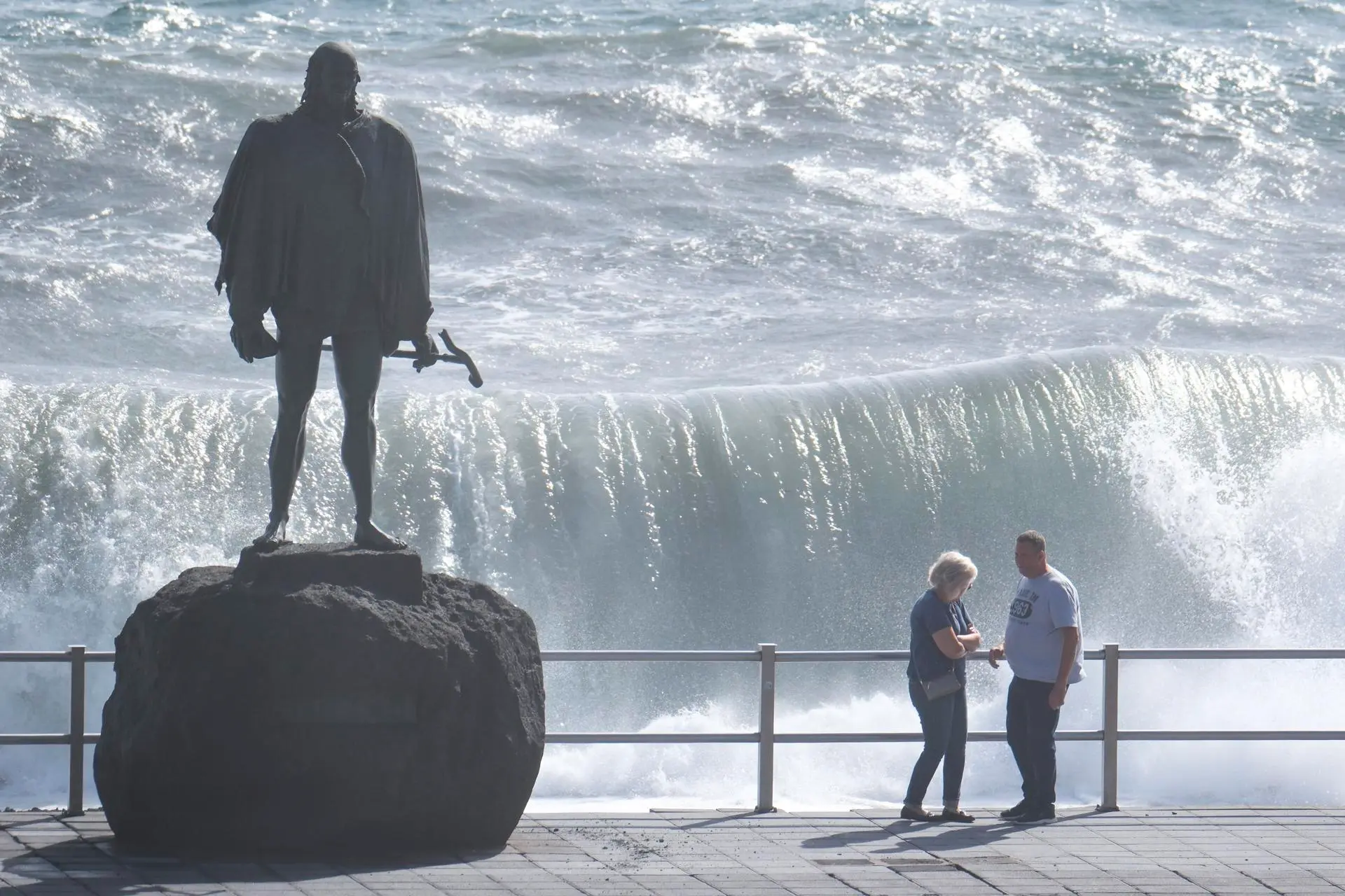 Imagen de oleaje en el municipio de Candelaria, en Tenerife. / EFE  - ALBERTO VALDÉS