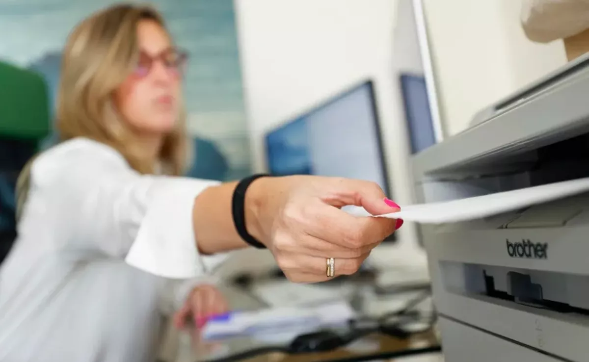 Una mujer trabajando en una oficina / EFE