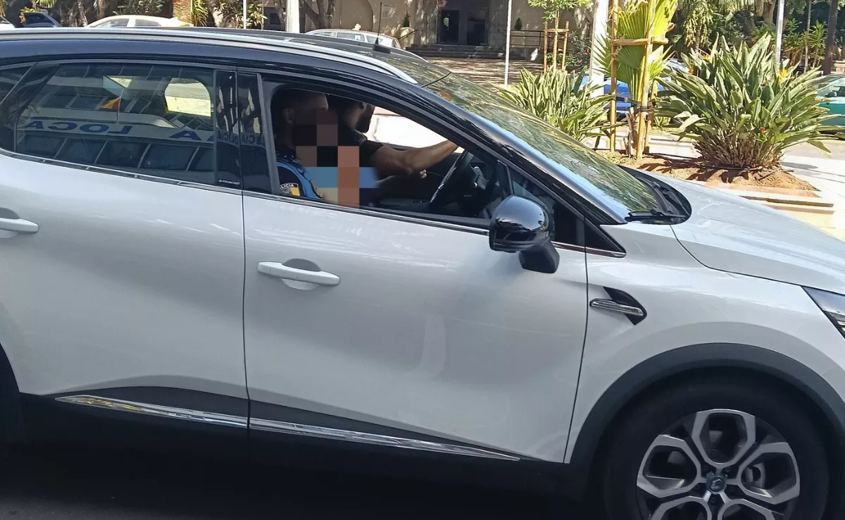 Policías locales de Santa Cruz patrullando en coches sin distintivos policiales./ CSIF