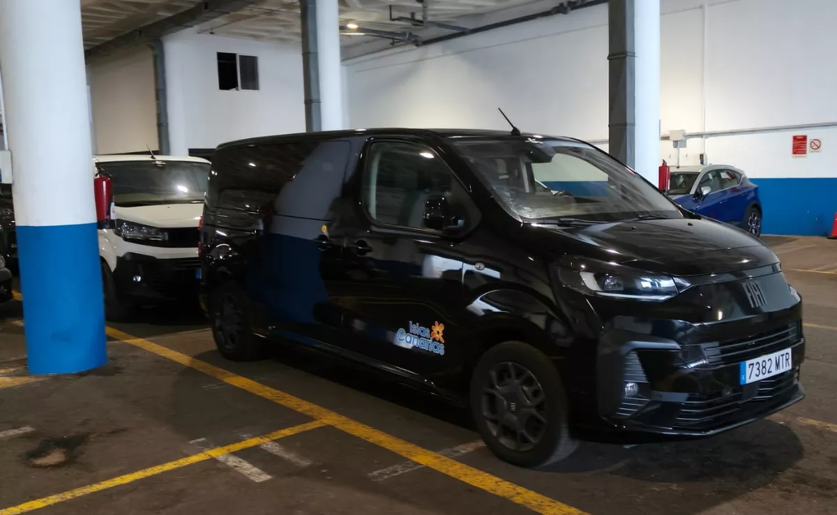 Furgonetas alquiladas a Cicar para transportar a la Policía Local de Santa Cruz de Tenerife en Carnaval./ CEDIDA