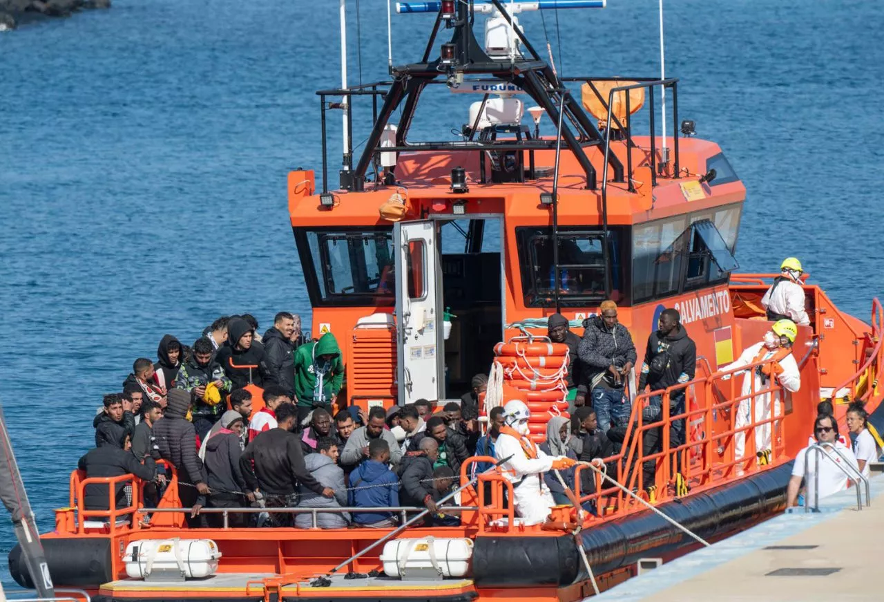 Una embarcación neumática con 60 inmigrantes a bordo ha sido rescatada cerca de Fuerteventura. /EFE