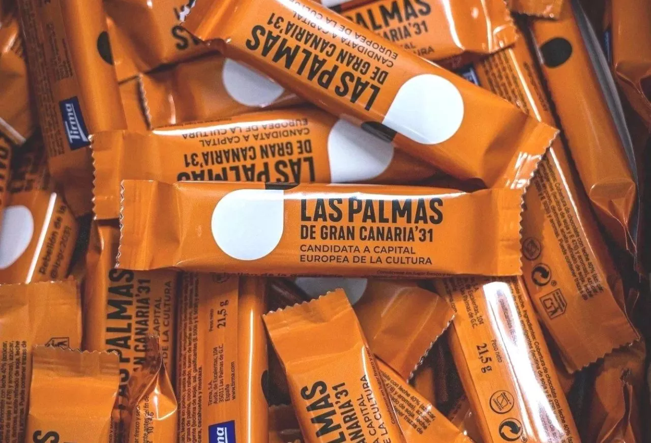 Ambrosías de Tirma con un envoltorio especial en color naranja, tonalidad corporativa de la candidatura de Las Palmas de Gran Canaria a Capital Europea de la Cultura 2031. /LPGC’31