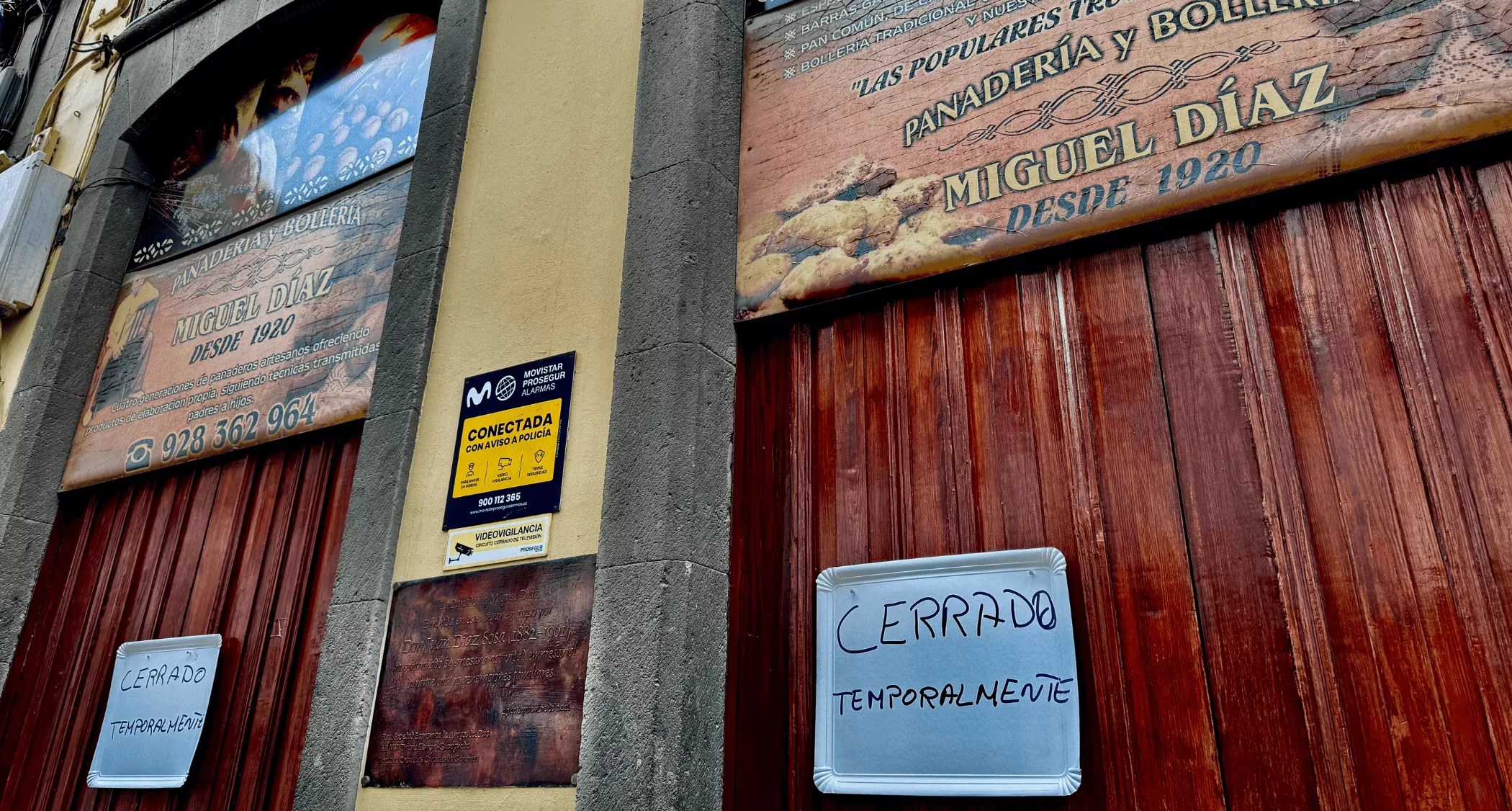 La panadería Miguel Díaz, cerrada, tras la orden de precinto ordenada por el Ayuntamiento de Las Palmas de Gran Canaria. / AH