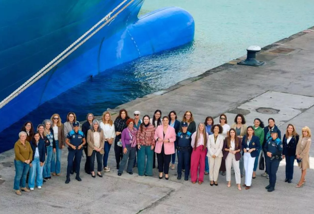 Trabajadoras de distintos departamentos de la comunidad portuaria reivindican su aportación al funcionamiento del recinto portuario. /Autoridad Portuaria de Las Palmas