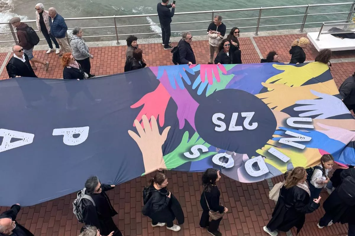 Centenares de abogados y procuradores recorrieron el paseo de Las Canteras para exigir una solución al sistema de pensiones. /AH