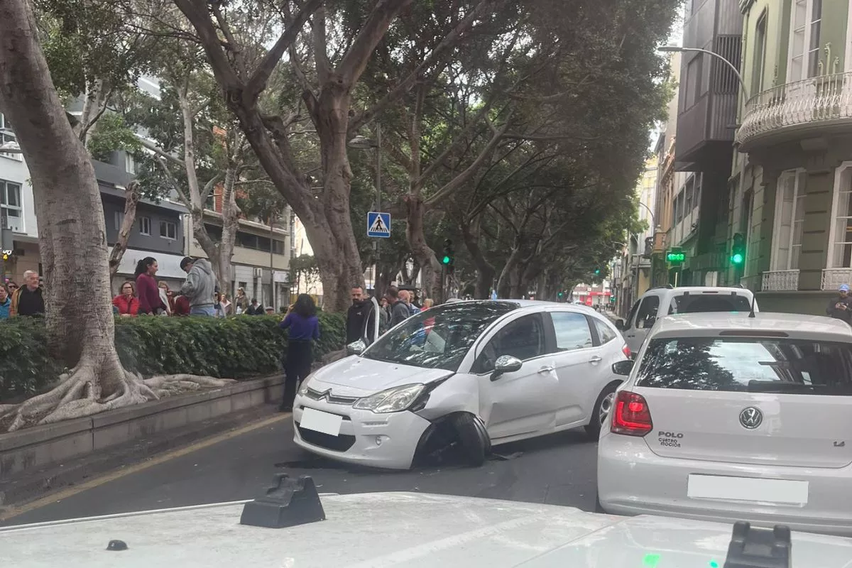 Colisión de dos coches en la Rambla de Santa Cruz. /AH