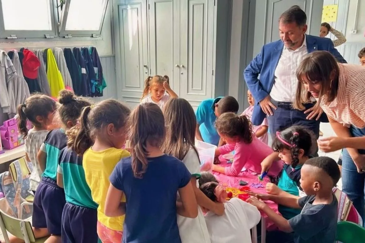 El alcalde de Santa Cruz, José Manuel Bermúdez, visita una escuela infantil del municipio. /Cedida