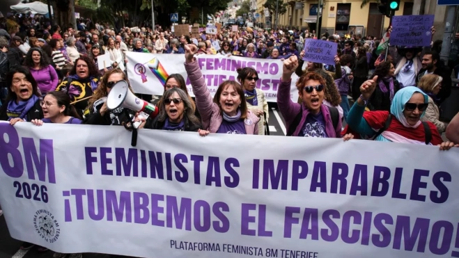 Feministas en la manifestación del 8M en Tenerife. /EFE Feministas en la manifestación del 8M en Tenerife. /EFE