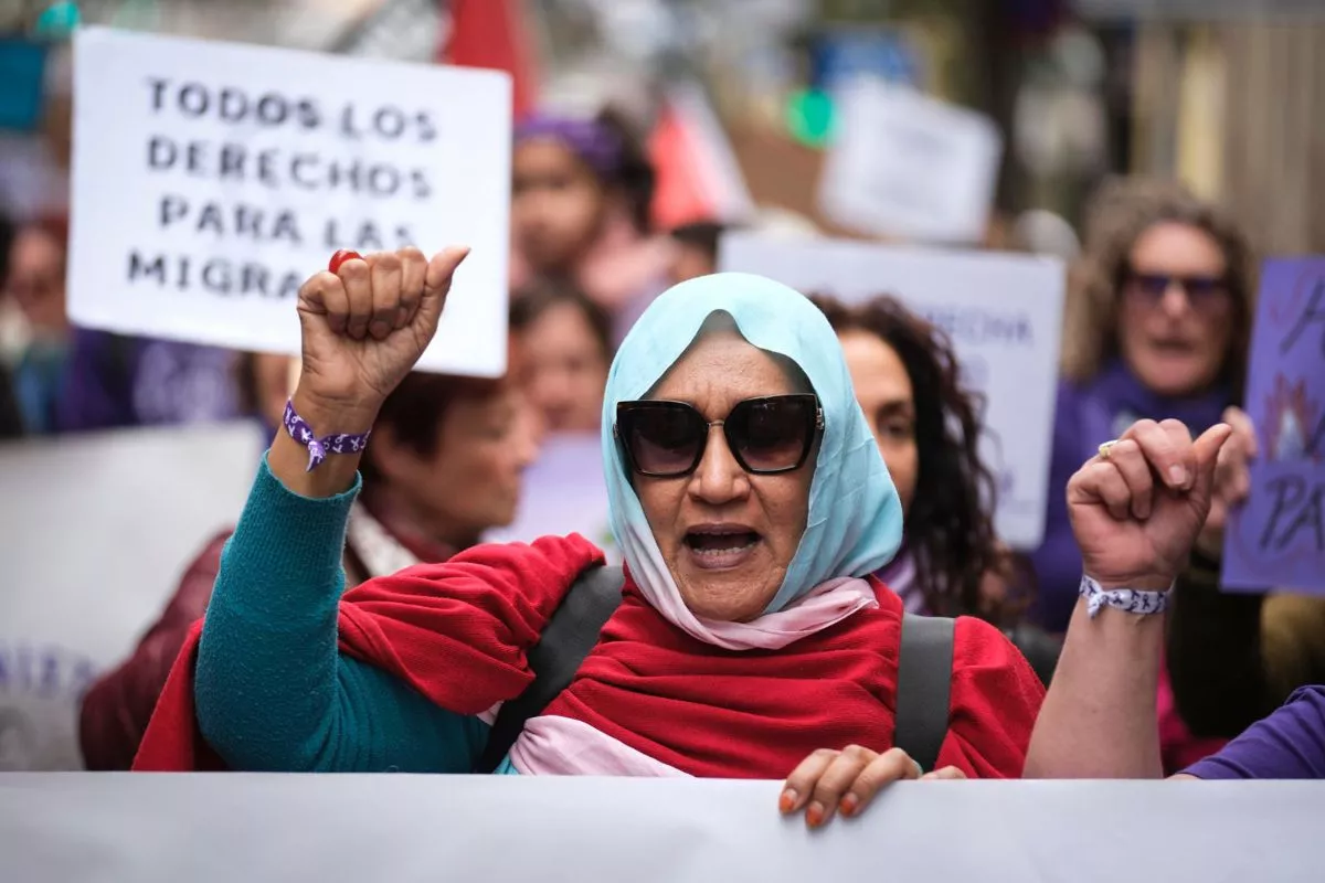 Una mujer en en la manifestación del 8M en Tenerife. /EFE