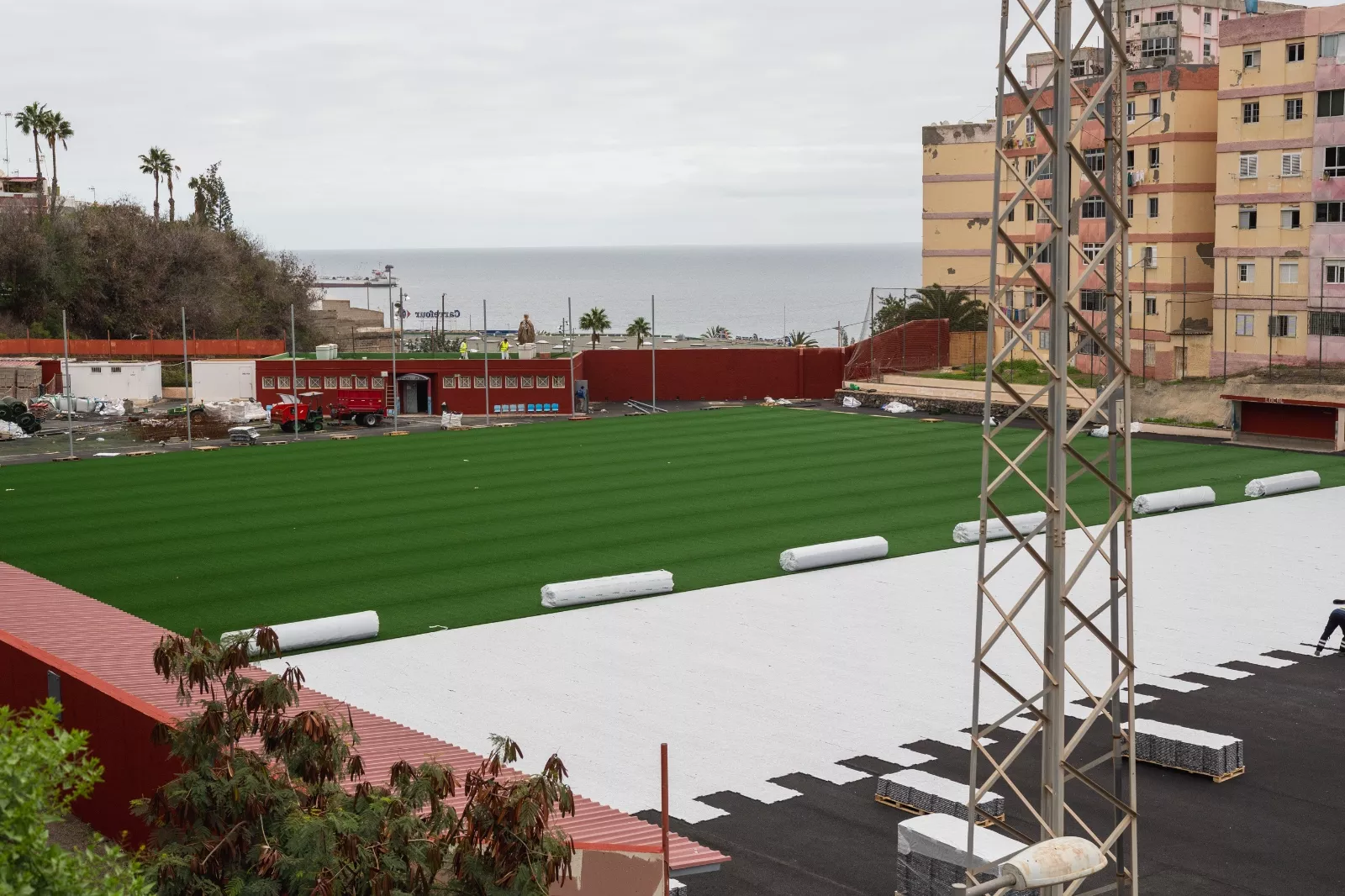 La alcaldesa visita las obras de modernización del Campo de Fútbol Hoya de La Plata 