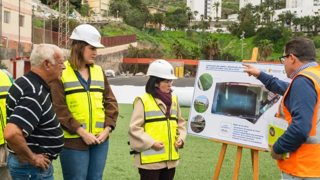 La alcaldesa visita las obras de modernización del Campo de Fútbol Hoya de La Plata