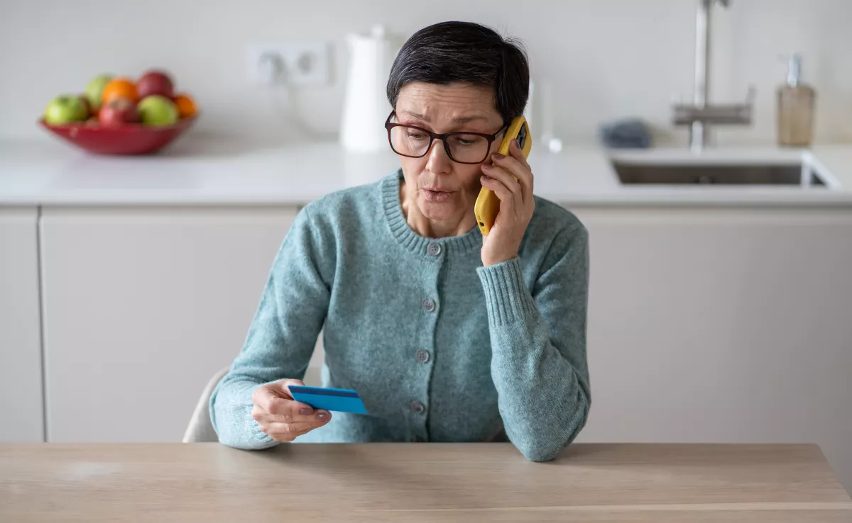 Imagen de una persona siendo víctima de una estafa telefónica / CANVA