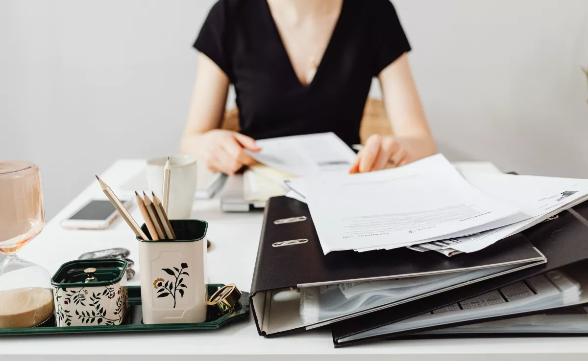 Imagen de una persona realizando un trámite administrativo / CANVA 