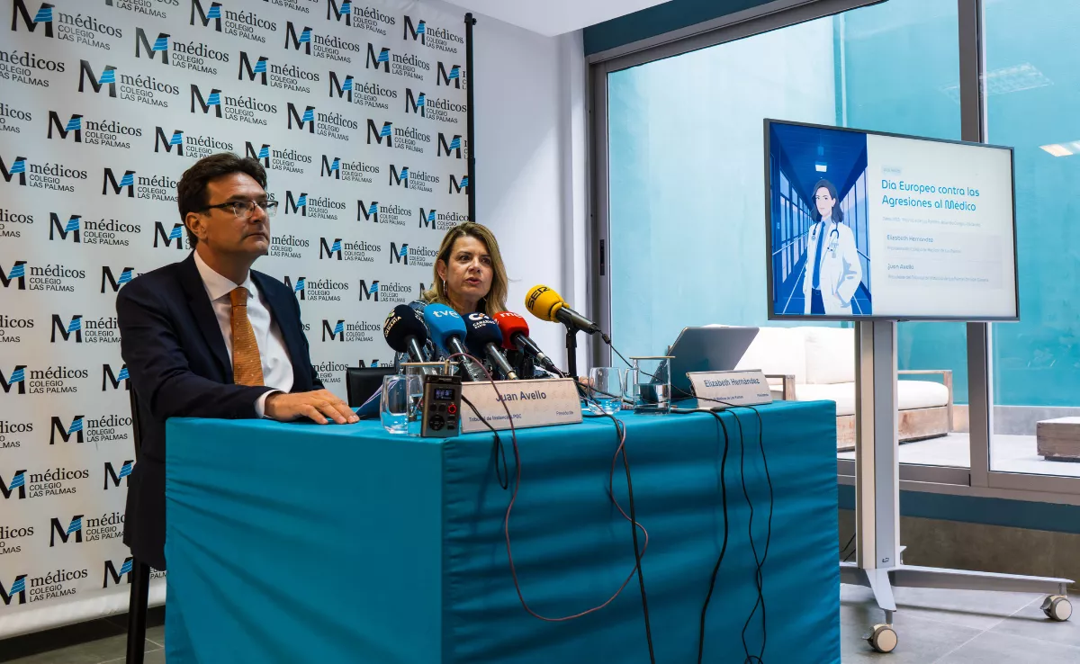 Elizabeth Hernández, presidenta del Colegio de Médicos, y Juan Avello, presidente del Tribunal de Instancia, durante la presentación del protocolo / COLEGIO DE MÉDICOS DE LAS PALMAS