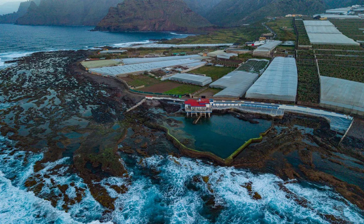 Edificio y piscina del Club Charco de la Arena, en Punta del Hidalgo./ CEDIDA