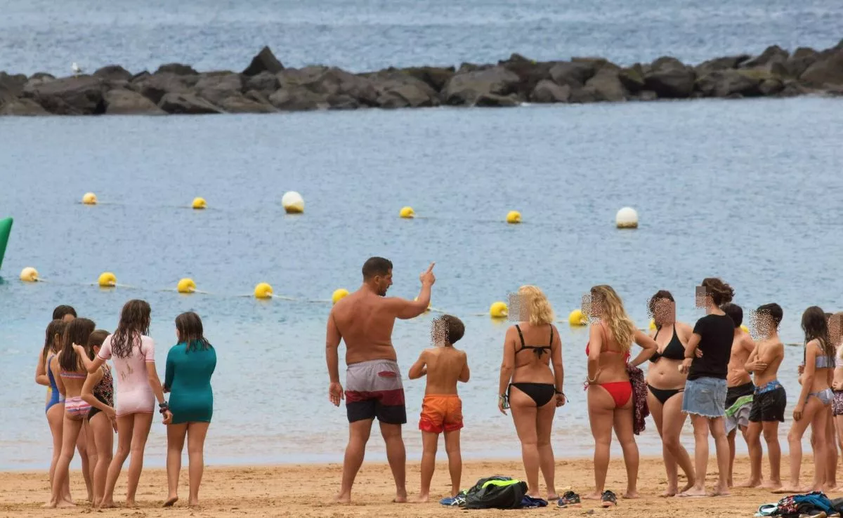 Personas asistiendo a una clase en la playa de Las Teresitas|CEDIDA