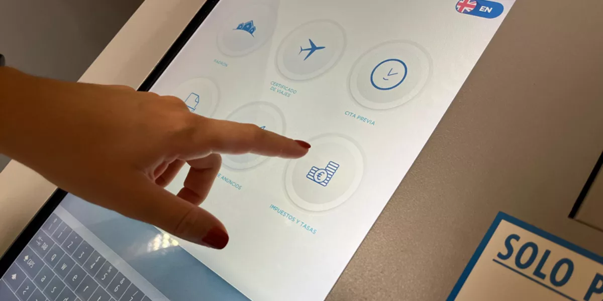 Imagen de una persona accediendo a un trámite del Ayuntamiento de Las Palmas de Gran Canaria / AYUNTAMIENTO DE LAS PALMAS DE GRAN CANARIA
