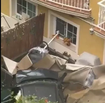 Un coche se sale de la vía y cae en la terraza de una casa en Tenerife. / REDES